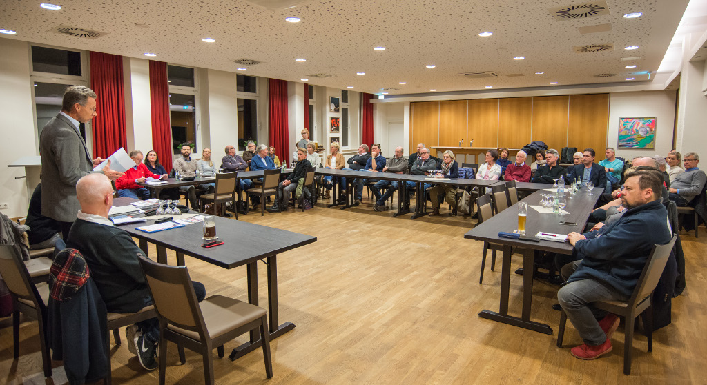 Stadtmarketing-Chef Ludger Dieckhues referiert vor rund 40 Teilnehmerinnen und Teilnehmern im Kolpinghaus